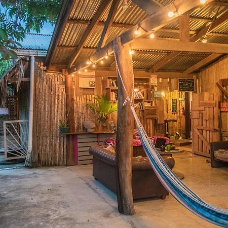 Puerto Viejo de Talamanca Roots Familyホステル エクステリア 写真