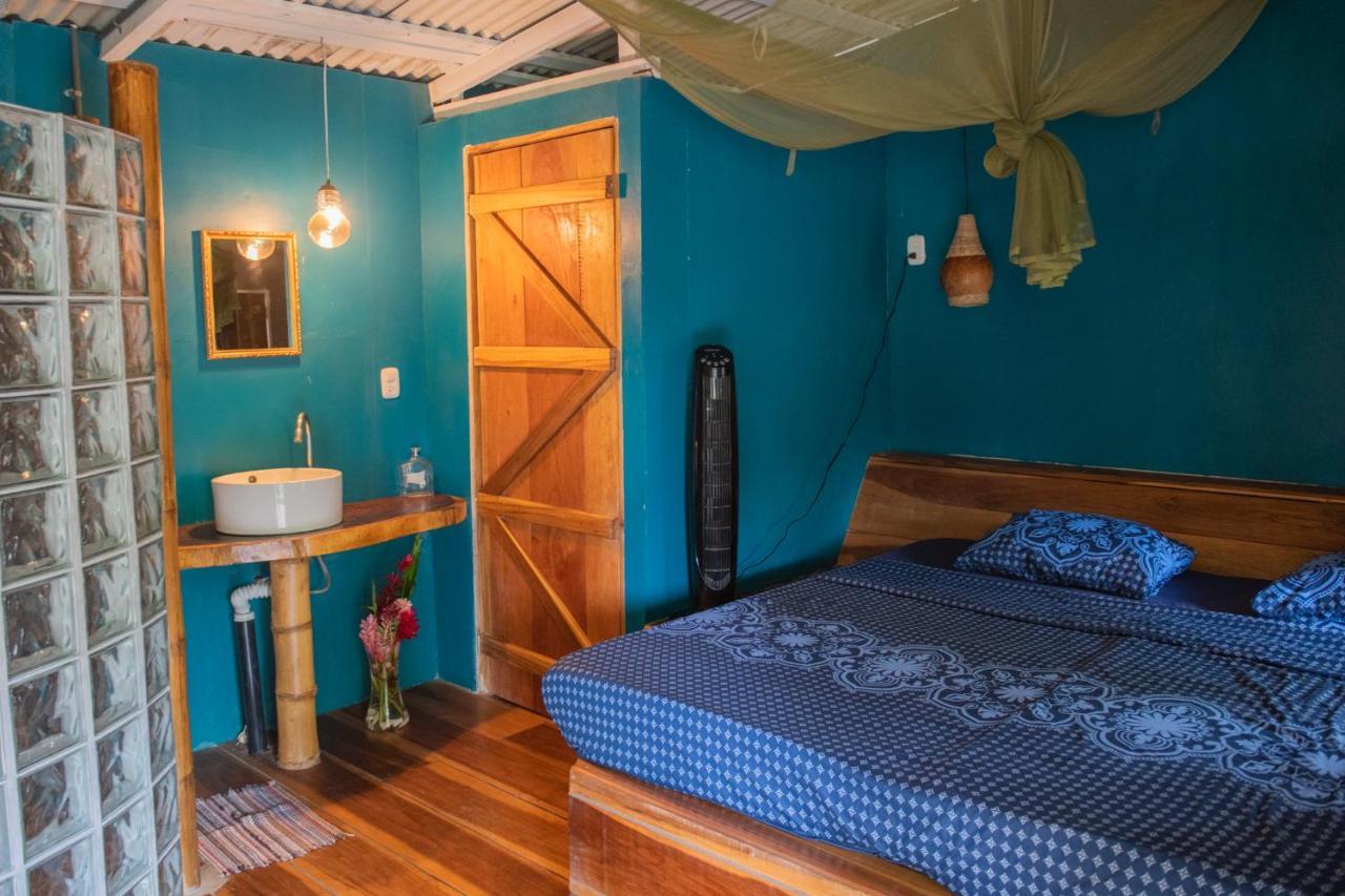 Puerto Viejo de Talamanca Roots Familyホステル エクステリア 写真
