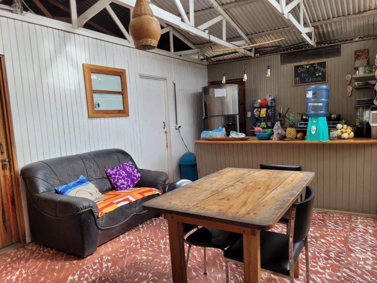 Puerto Viejo de Talamanca Roots Familyホステル エクステリア 写真