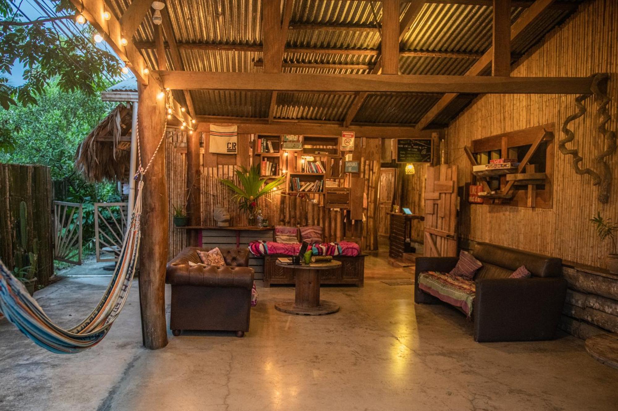 Puerto Viejo de Talamanca Roots Familyホステル エクステリア 写真